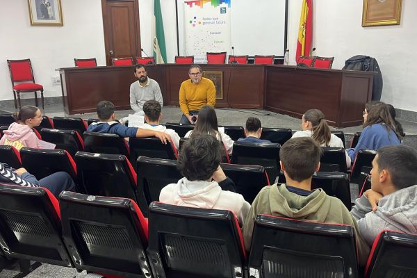 La propuesta de proyecto Peñaflor+Peatonal se presenta al alcalde en el salón de plenos