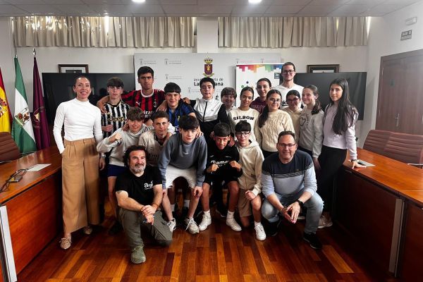 La alcaldesa de La Campana recibe al grupo de jóvenes de Redes en el salón de plenos del Ayuntamiento.