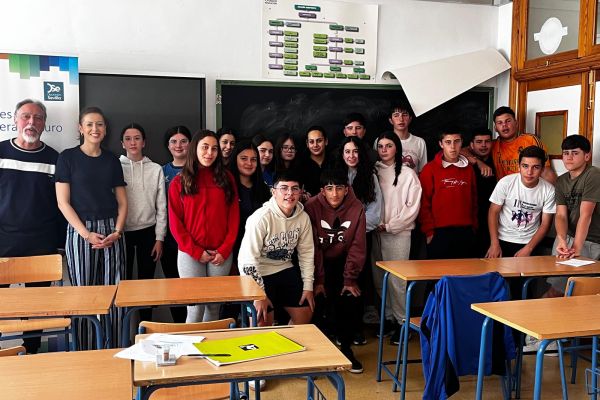 La concejala de juventud acudió al IES Maestro Francisco Gallardo a escuchar la propuesta de proyecto del grupo participante.